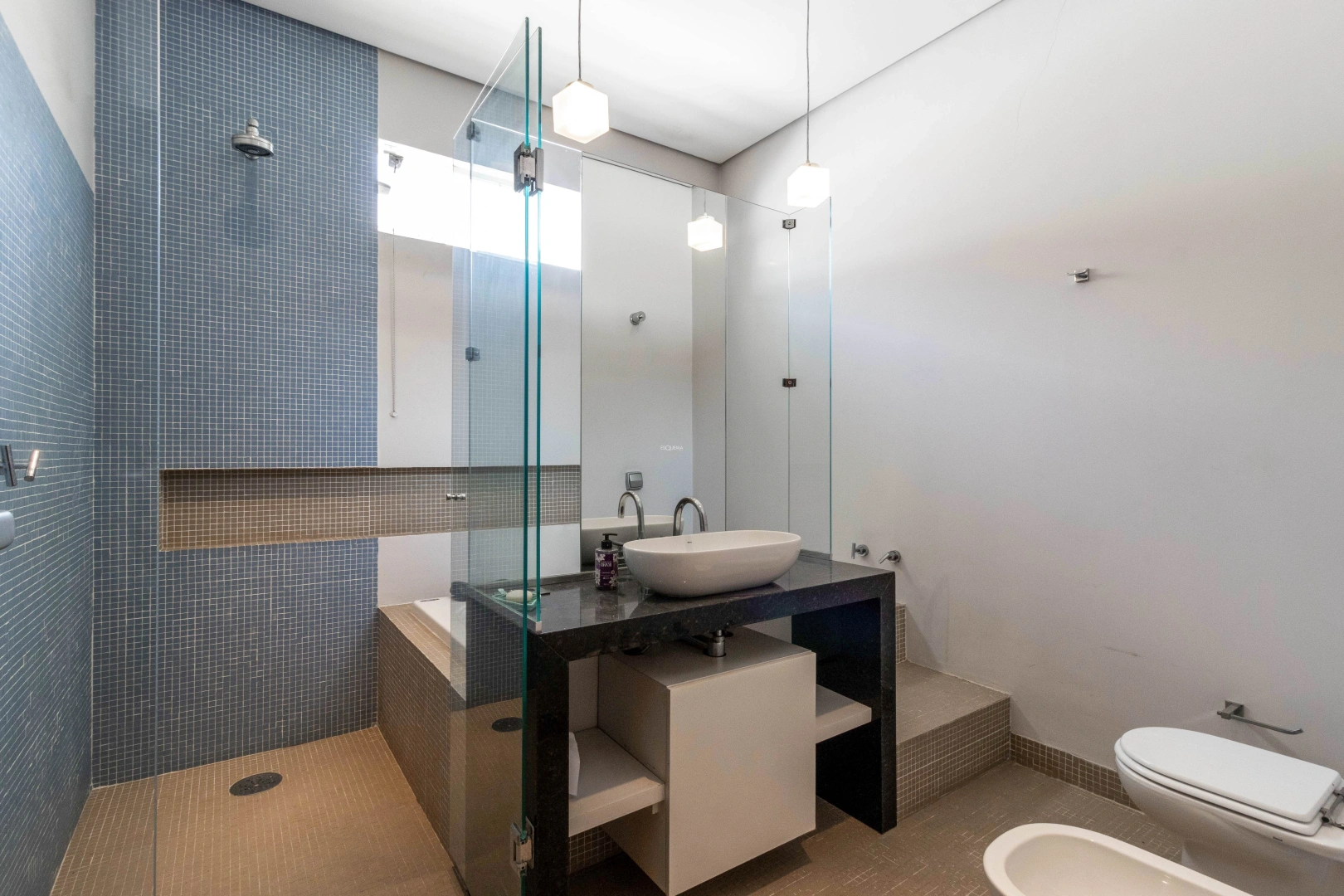 Casa com potencial para modernização, em localização privilegiada - Imagem 15