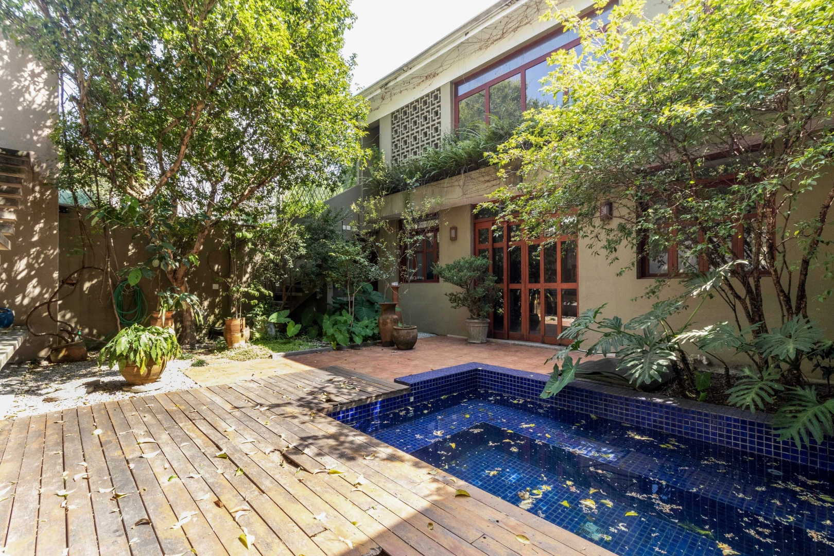 Casa com potencial para modernização, em localização privilegiada - Imagem 1