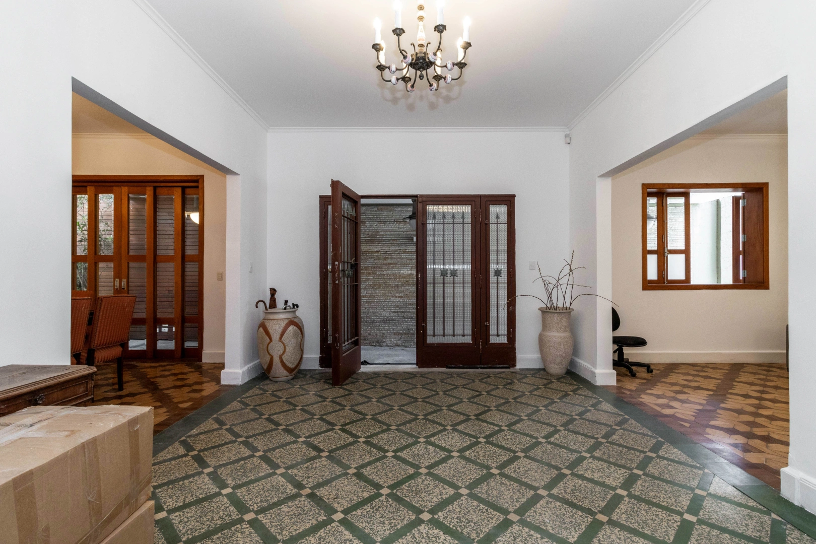 Casa com potencial para modernização, em localização privilegiada - Imagem 4