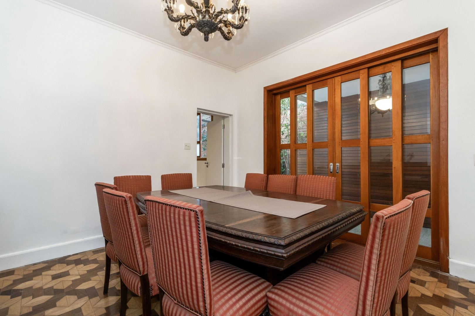 Casa com potencial para modernização, em localização privilegiada - Imagem 5
