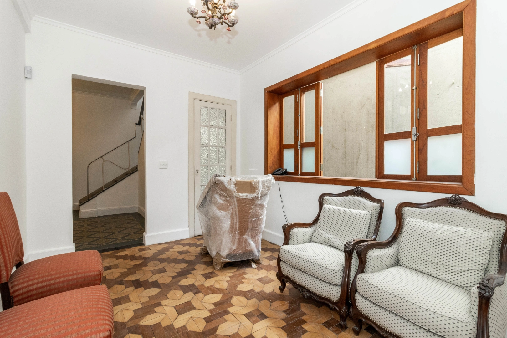 Casa com potencial para modernização, em localização privilegiada - Imagem 6