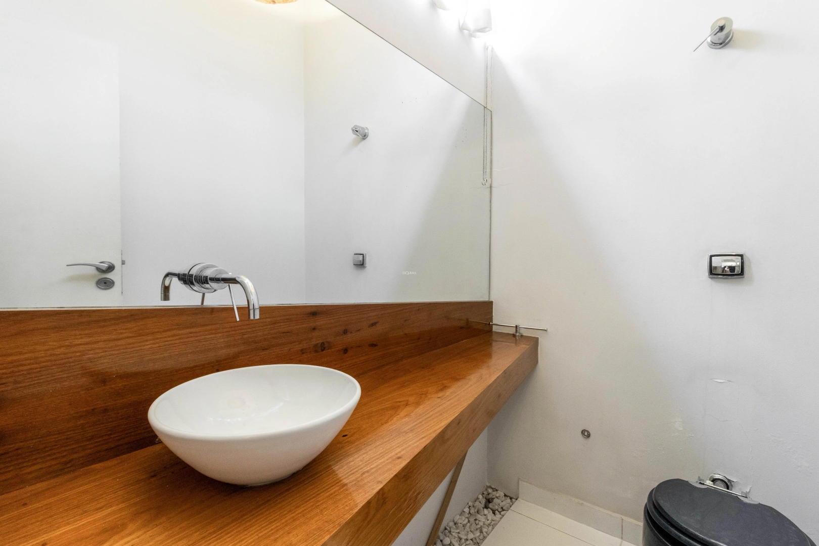 Casa com potencial para modernização, em localização privilegiada - Imagem 7