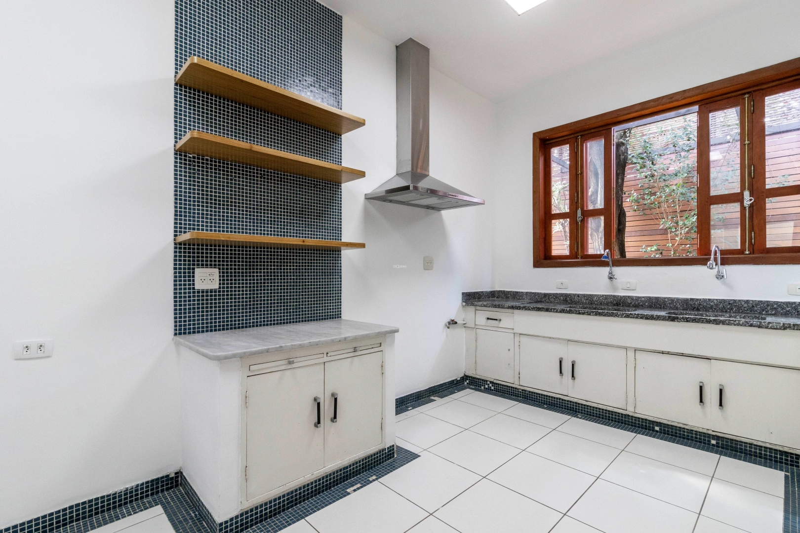 Casa com potencial para modernização, em localização privilegiada - Imagem 8