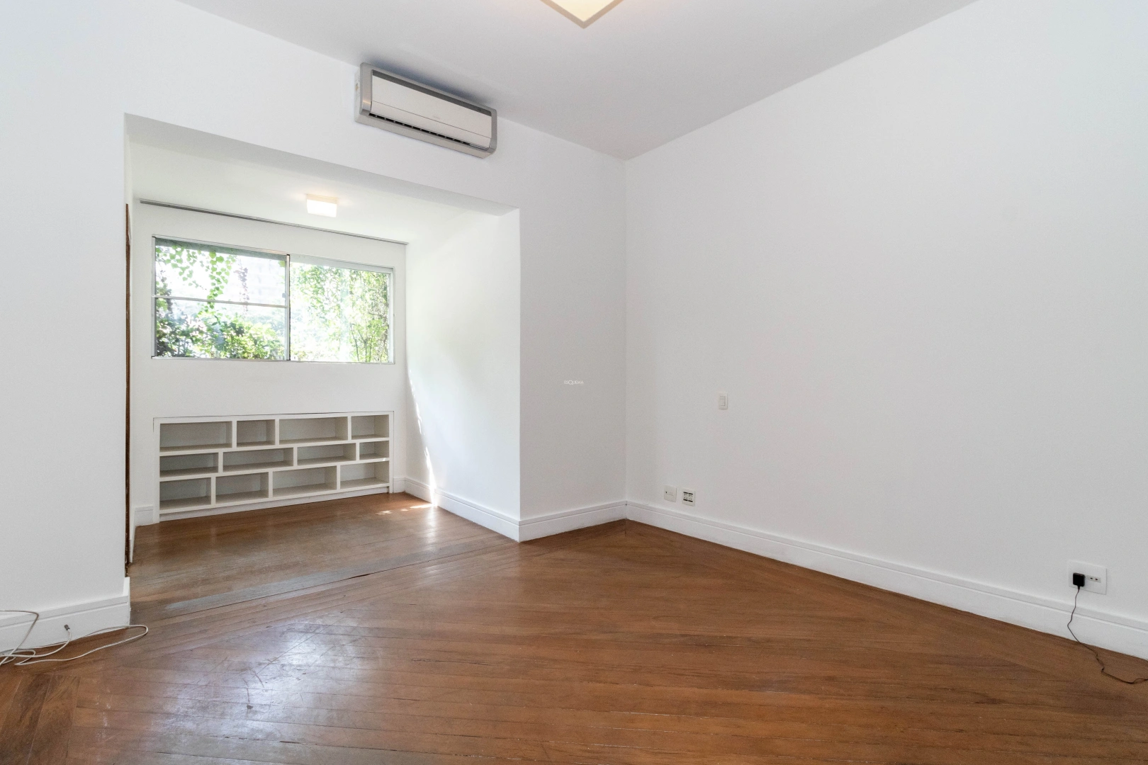 Casa com potencial para modernização, em localização privilegiada - Imagem 9