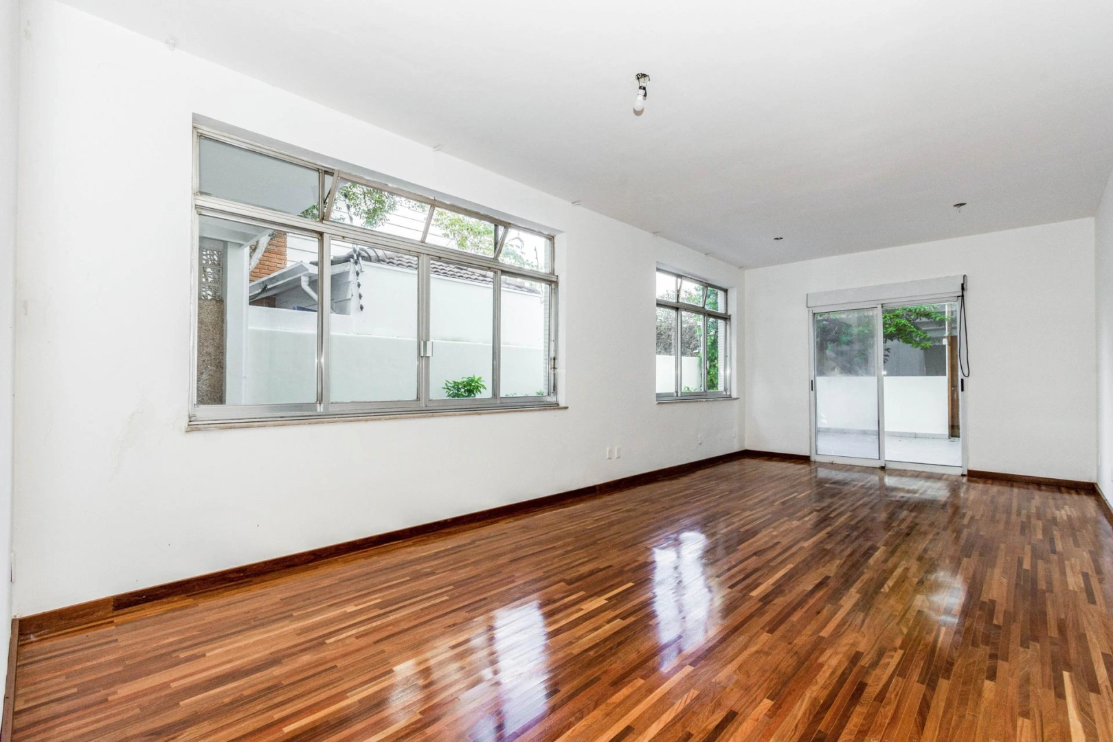 Casa ampla com manutenção realizada recentemente - Imagem 11