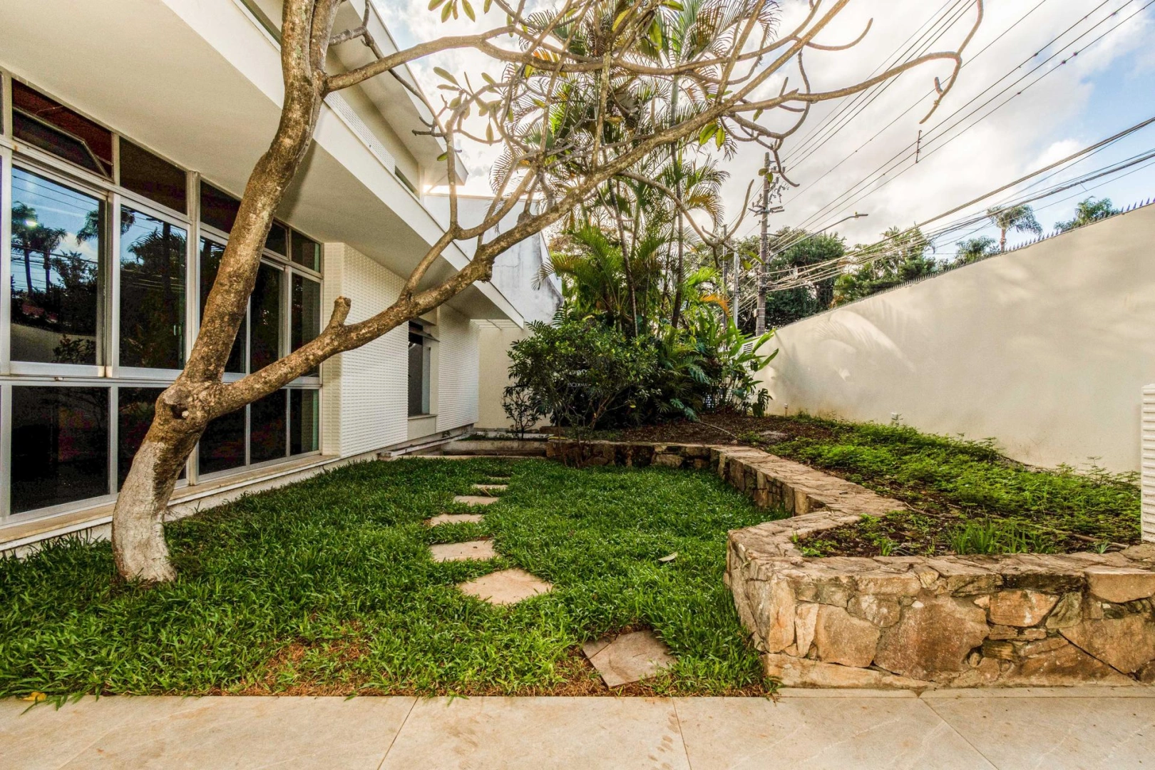 Casa ampla com manutenção realizada recentemente - Imagem 1