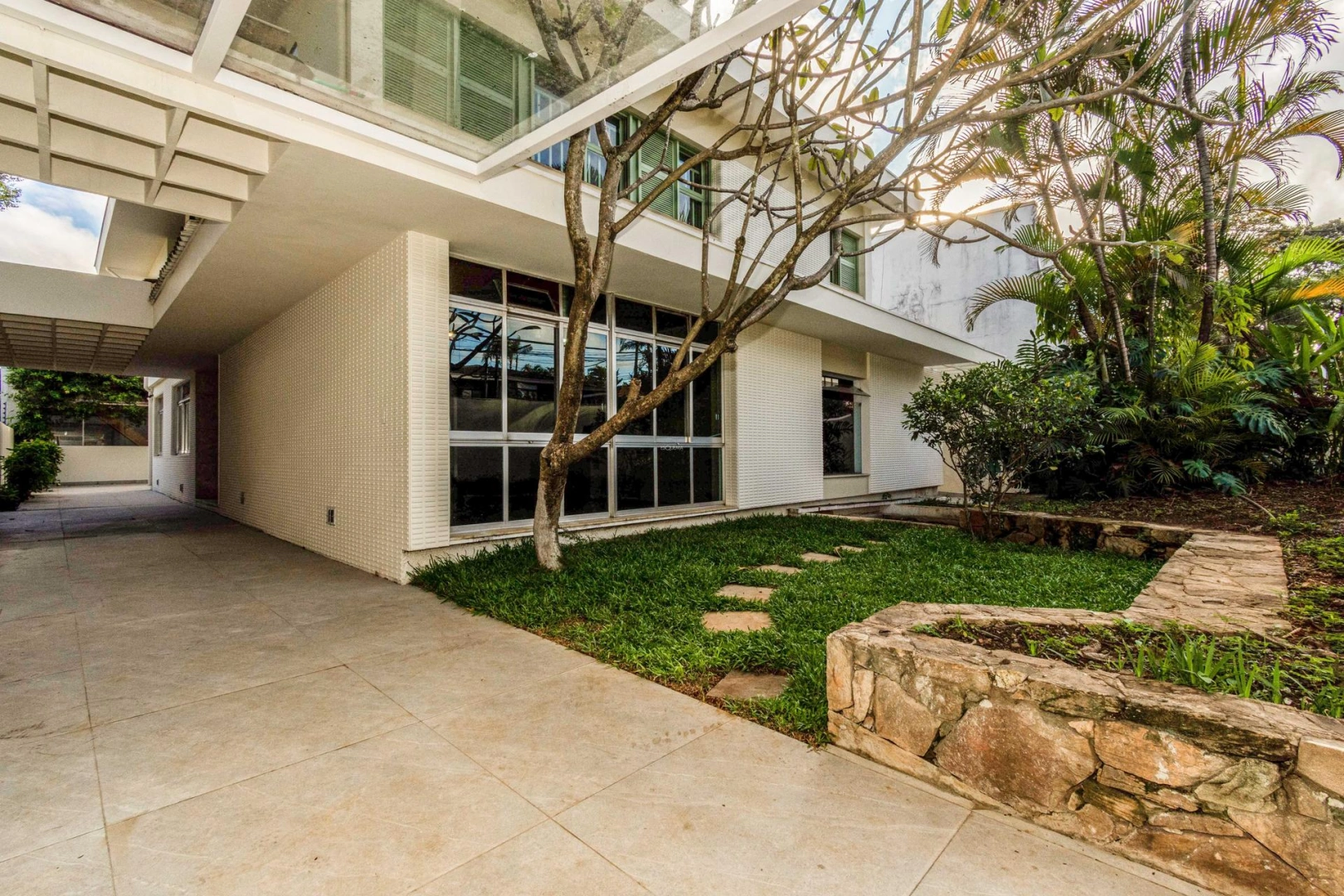 Casa ampla com manutenção realizada recentemente - Imagem 2