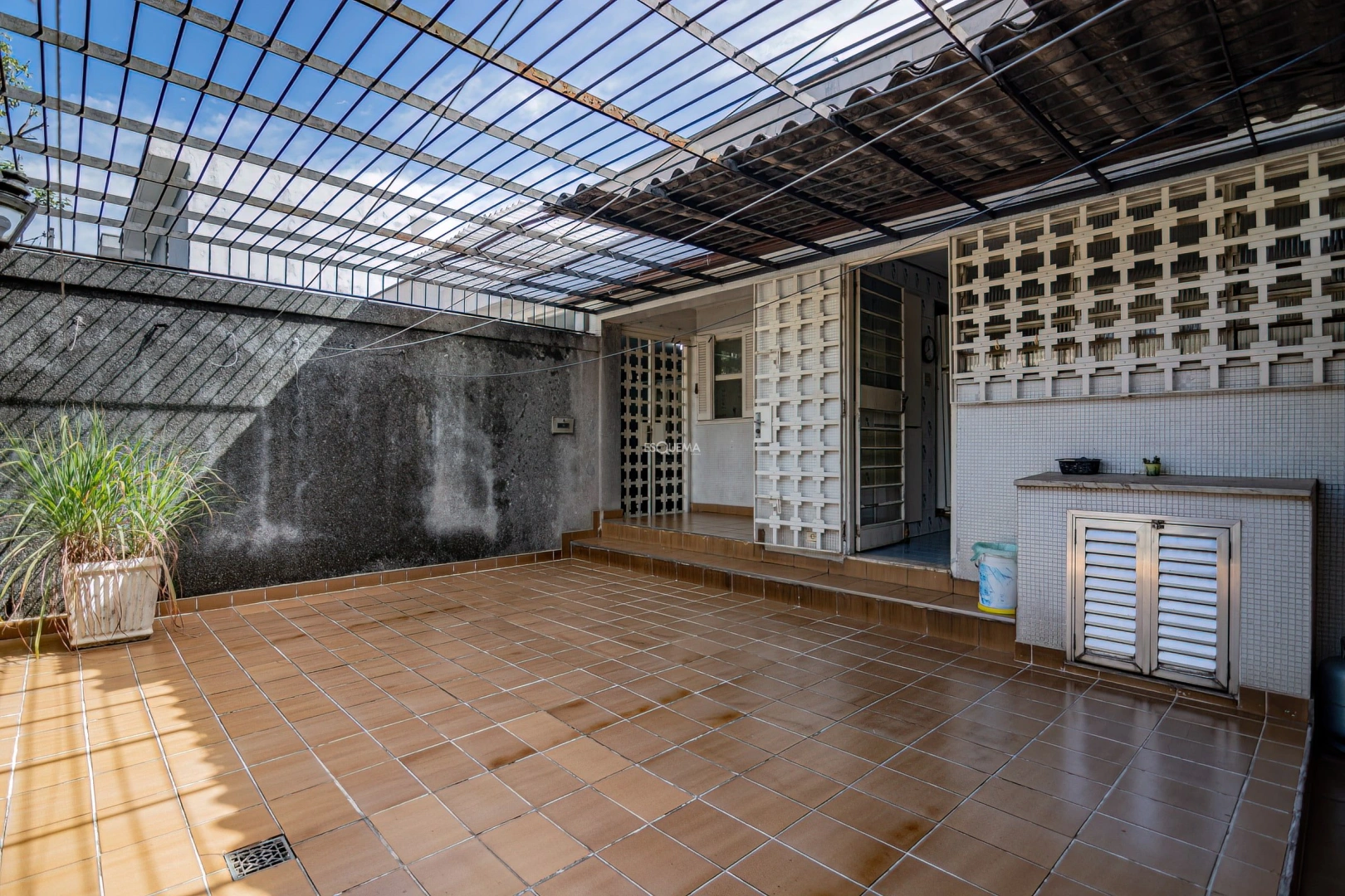 Casa e bem localizada para modernização - Imagem 10