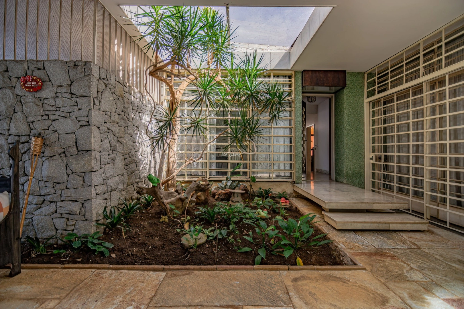 Casa e bem localizada para modernização - Imagem 11