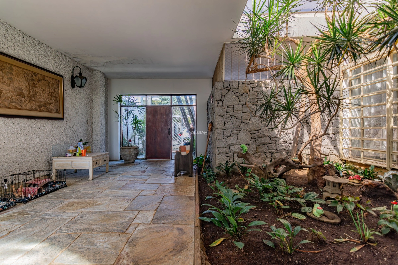 Casa e bem localizada para modernização - Imagem 13