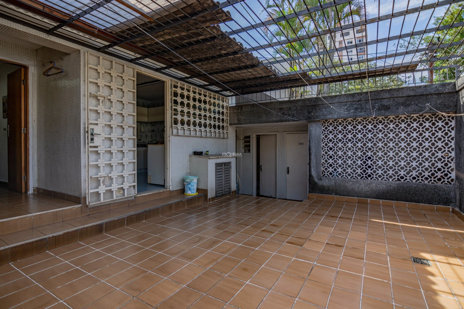 Casa e bem localizada para modernização - Imagem 14