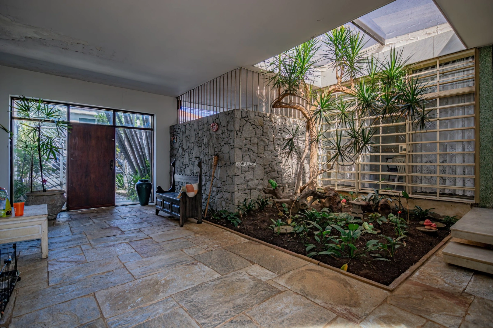 Casa e bem localizada para modernização - Imagem 15