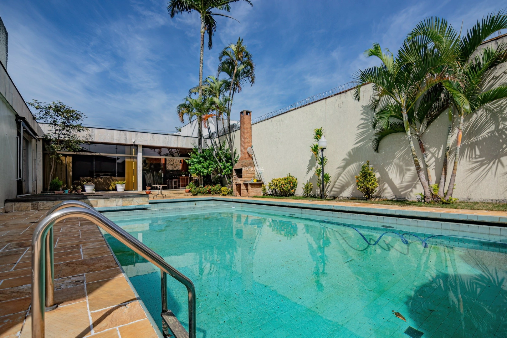 Casa e bem localizada para modernização - Imagem 1