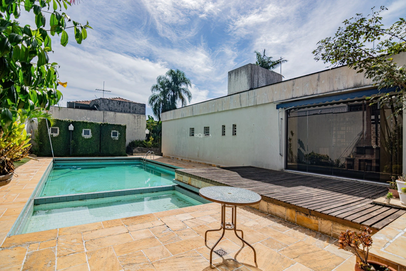Casa e bem localizada para modernização - Imagem 5