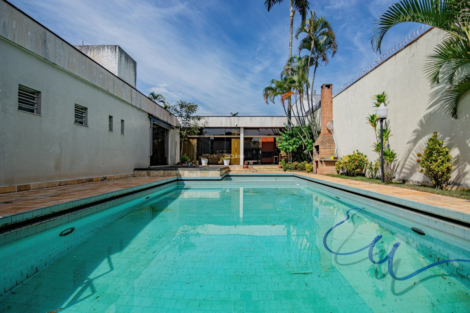Casa e bem localizada para modernização - Imagem 6