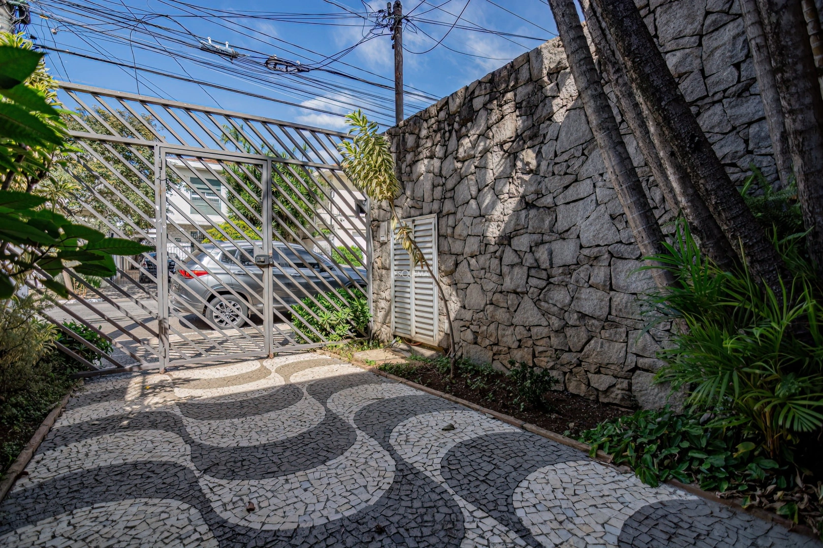 Casa e bem localizada para modernização - Imagem 9