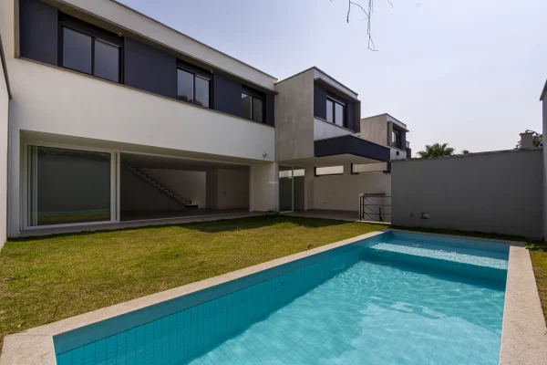 Casa nova em condomínio fechado