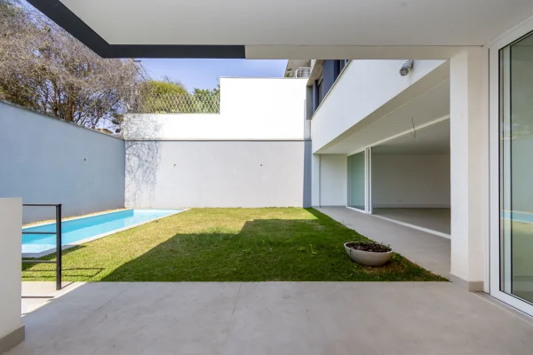 Casa nova em condomínio fechado