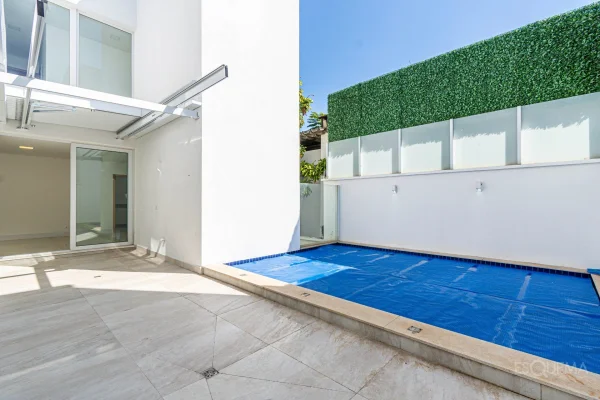 Casa em condomínio com piscina e ambientes integrados
