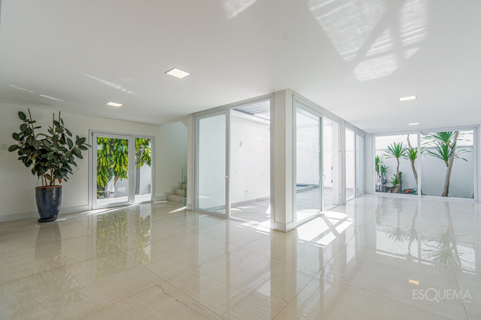 Casa em condomínio com piscina e ambientes integrados - Imagem 2