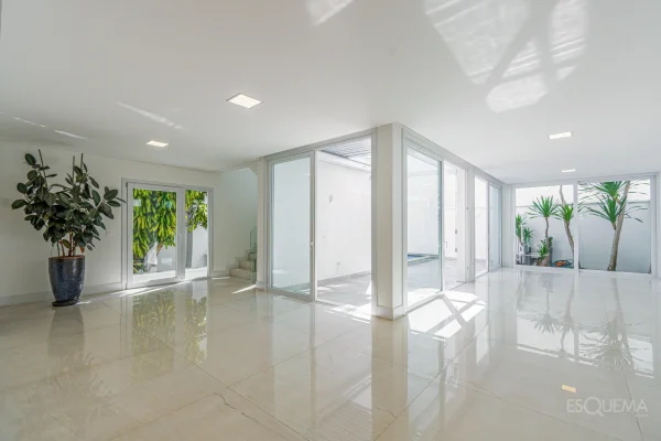 Casa em condomínio com piscina e ambientes integrados