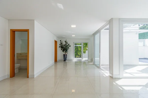 Casa em condomínio com piscina e ambientes integrados