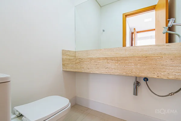 Casa em condomínio com piscina e ambientes integrados