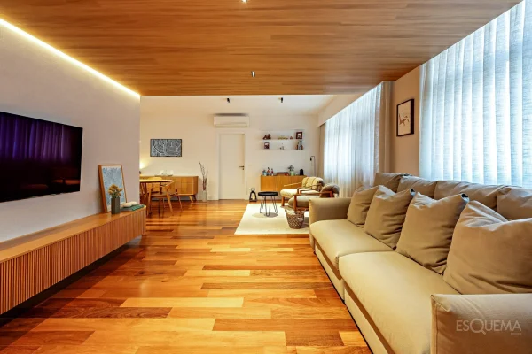 Apartamento com varanda na Rua Oscar Freire