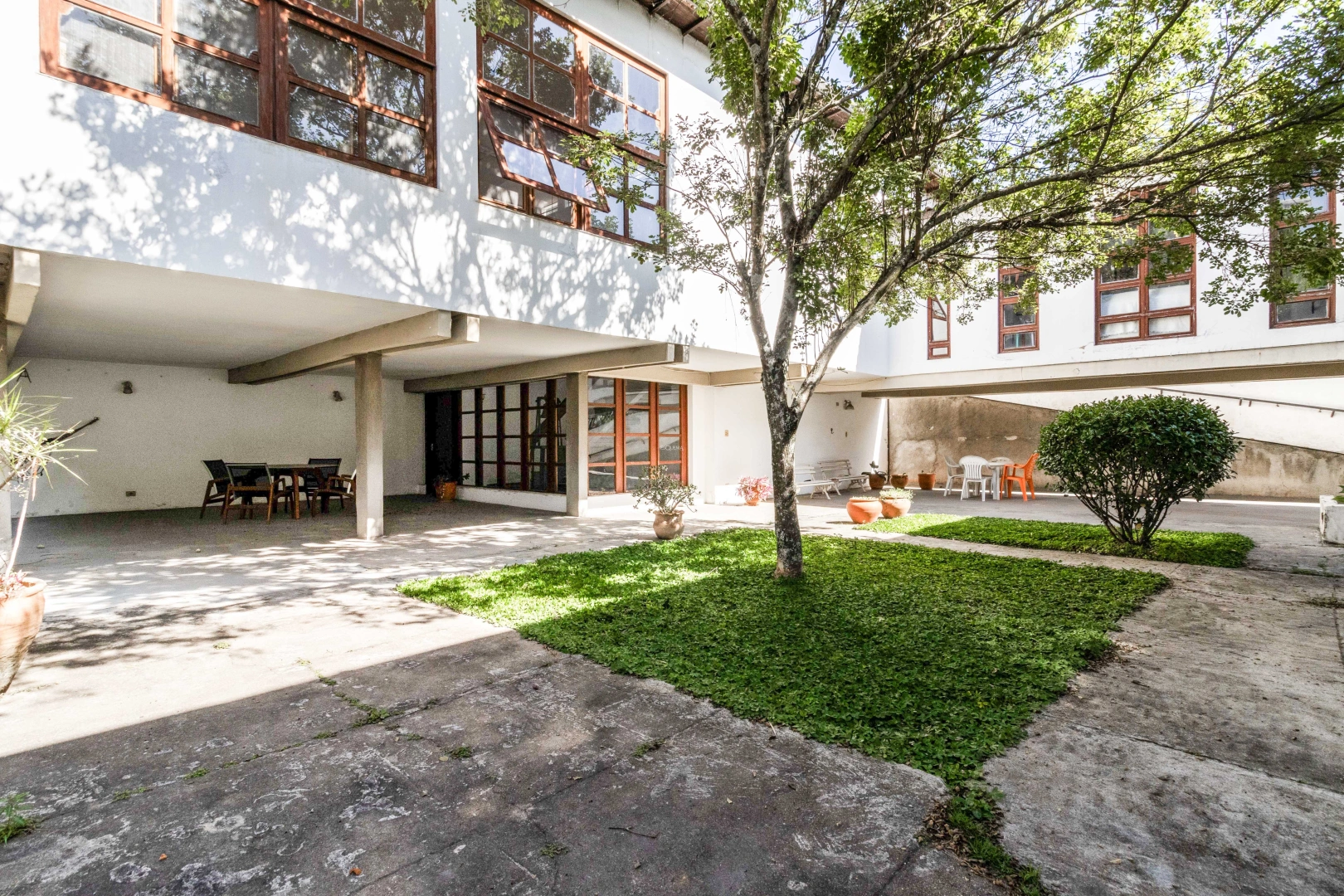 Casa com grande potencial para reforma - Imagem 1