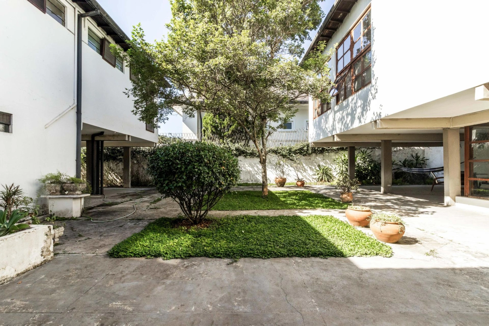 Casa com grande potencial para reforma - Imagem 2