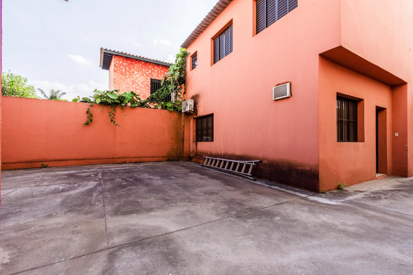Casa bem localizada para modernização - Imagem 1