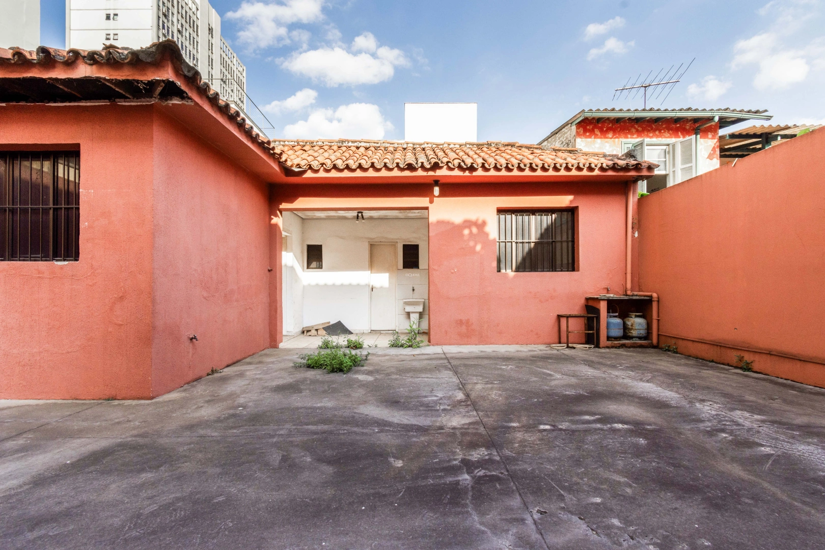 Casa bem localizada para modernização - Imagem 2