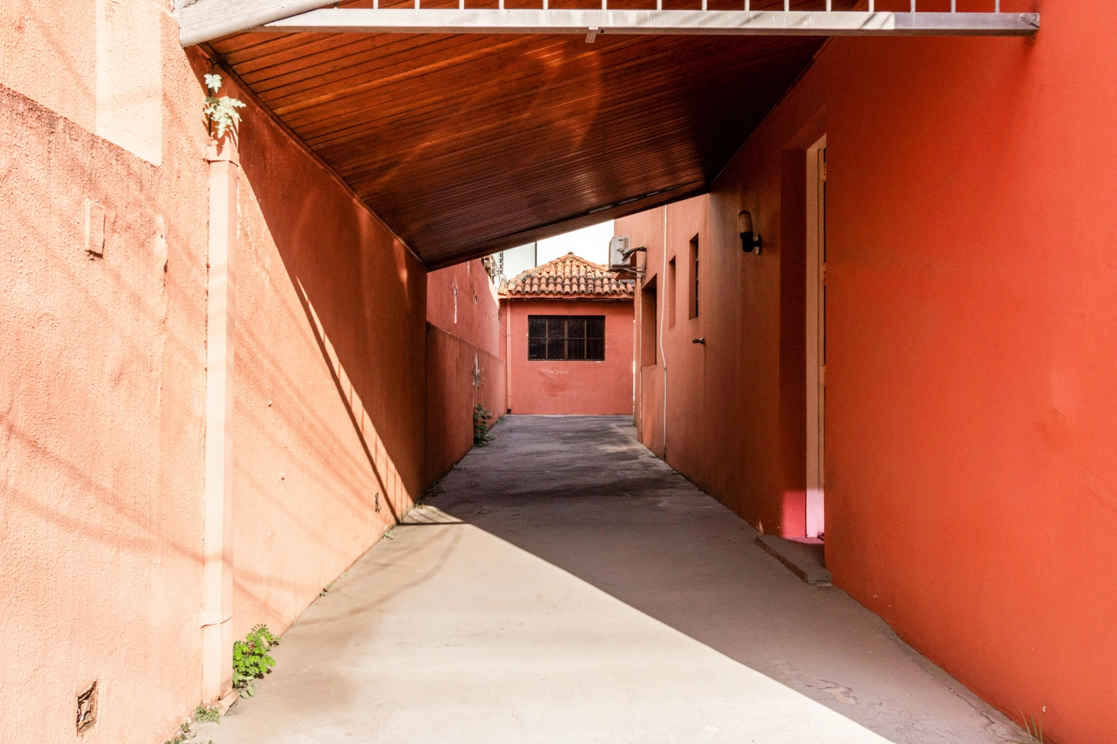 Casa bem localizada para modernização - Imagem 3