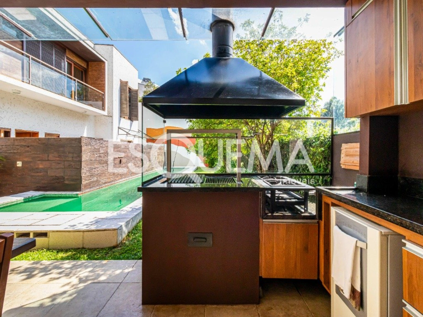 Casa com piscina em rua fechada na Cidade Jardim - Imagem 2