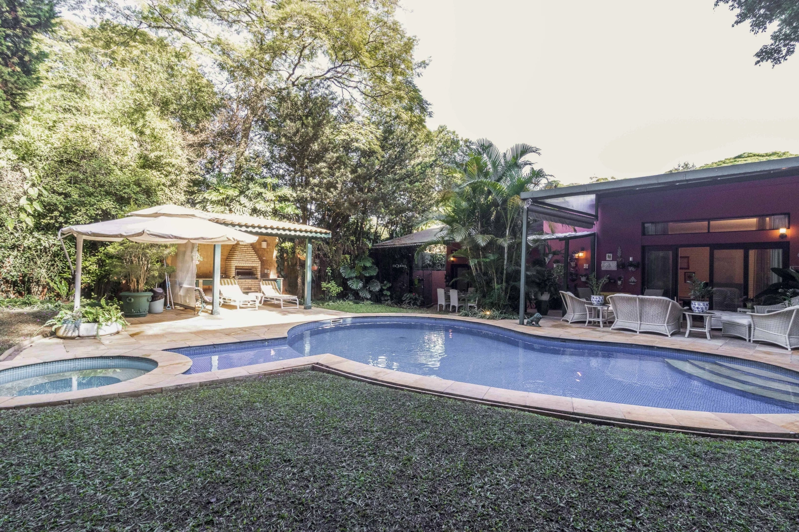Casa térrea com jardim espaçoso, em rua tranquila - Imagem 1