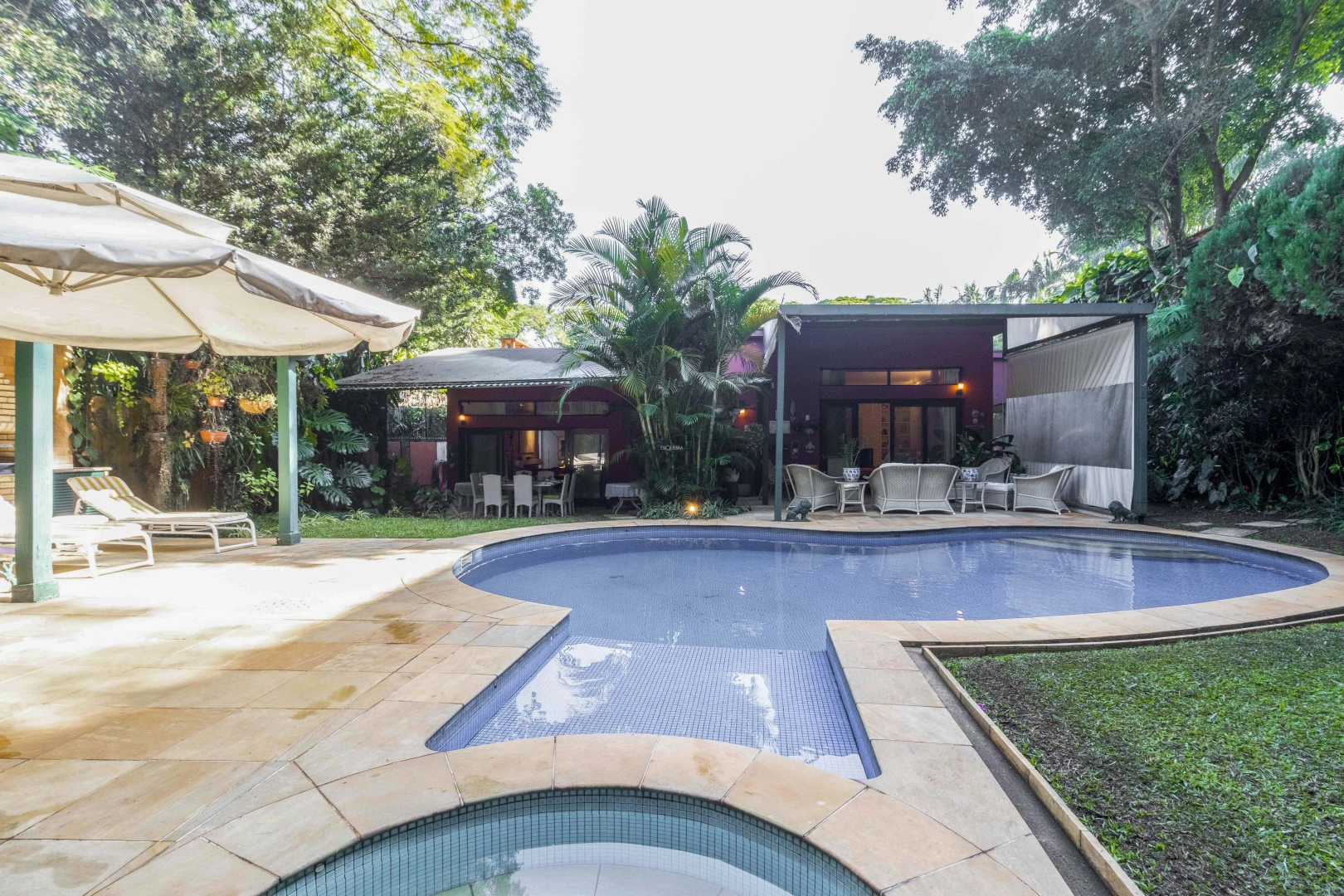 Casa térrea com jardim espaçoso, em rua tranquila - Imagem 2
