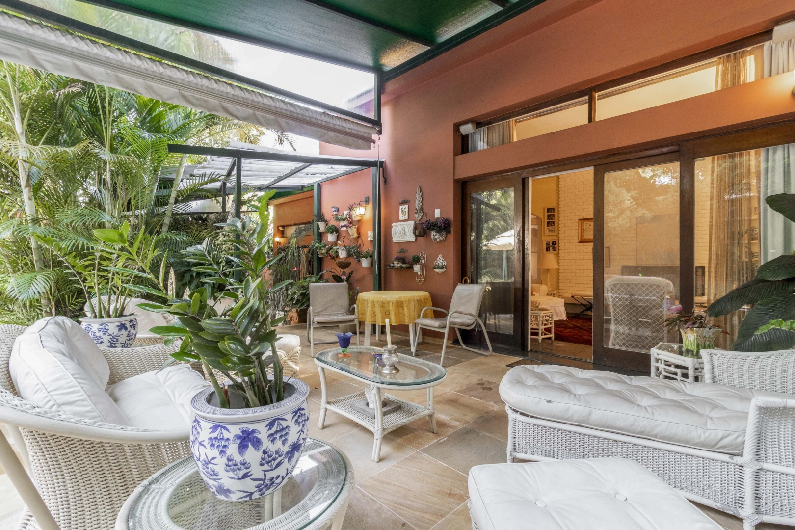 Casa térrea com jardim espaçoso, em rua tranquila - Imagem 3