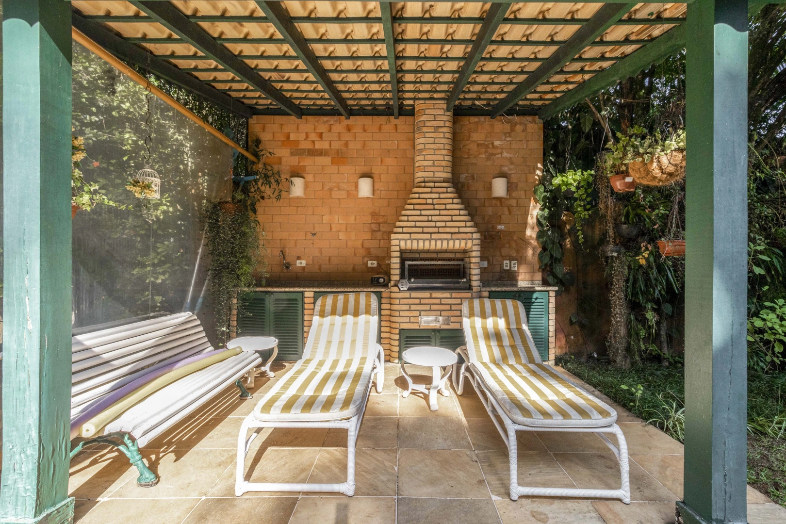 Casa térrea com jardim espaçoso, em rua tranquila - Imagem 4