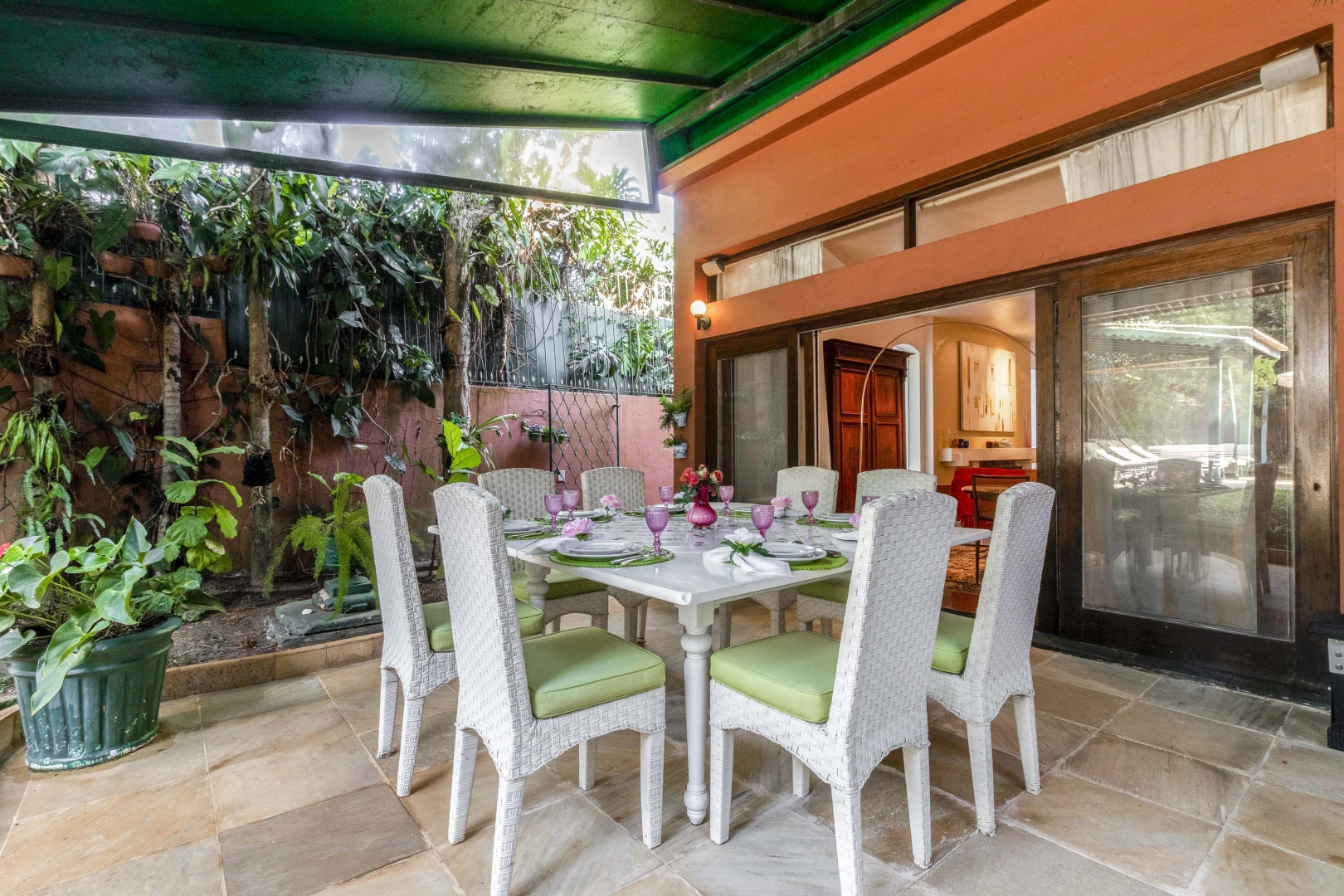 Casa térrea com jardim espaçoso, em rua tranquila - Imagem 5