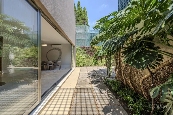 Casa de condomínio iluminada, ensolarada no Jardim Europa