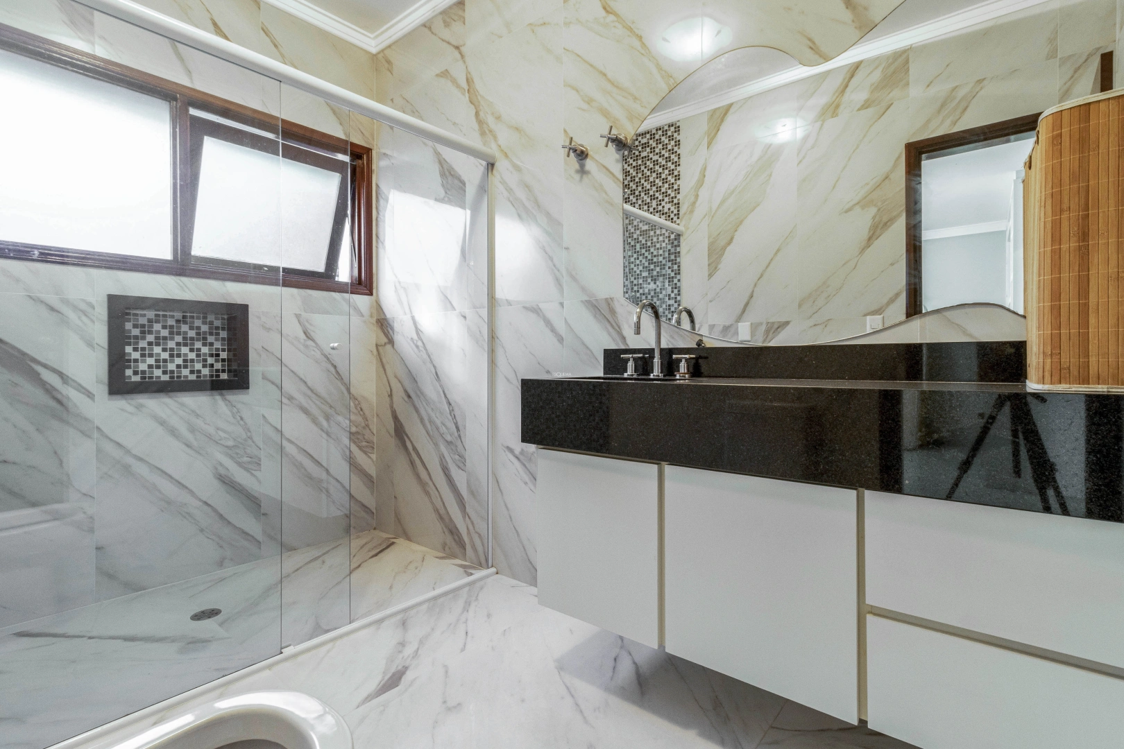 Casa com terreno amplo em localização privilegiada - Imagem 10