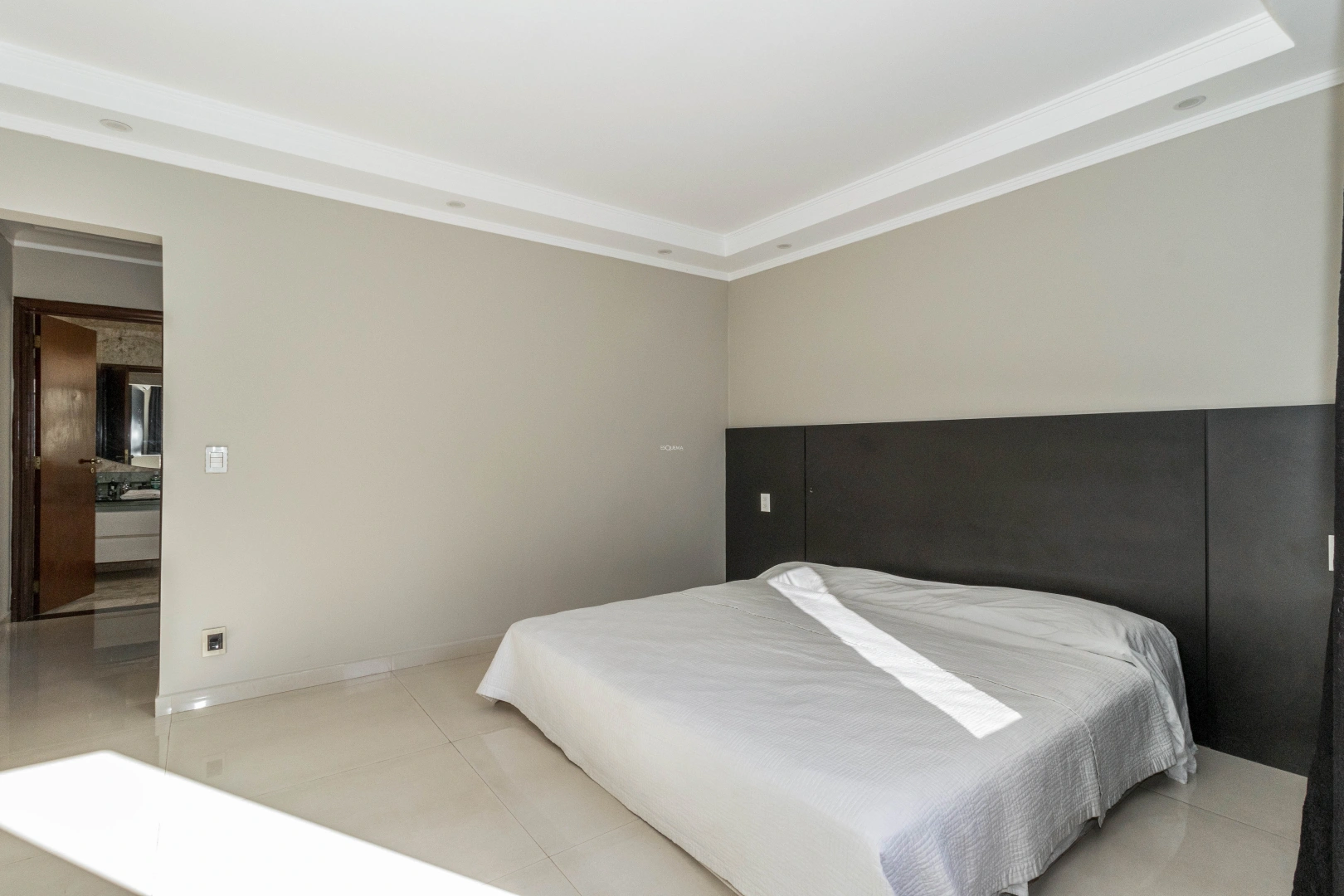 Casa com terreno amplo em localização privilegiada - Imagem 12