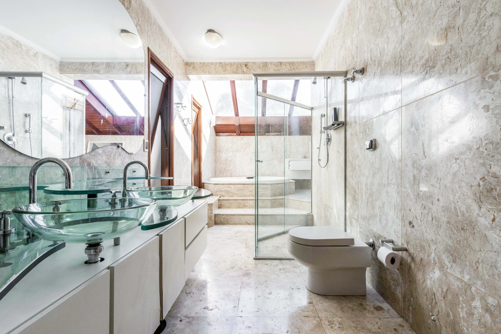 Casa com terreno amplo em localização privilegiada - Imagem 13