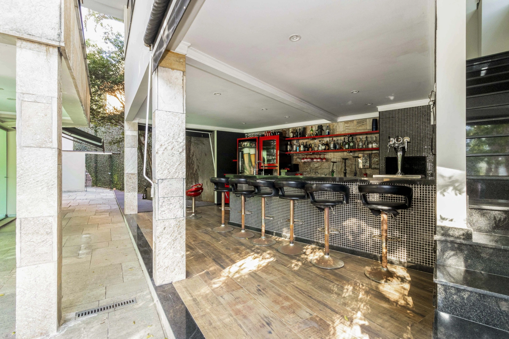 Casa com terreno amplo em localização privilegiada - Imagem 14