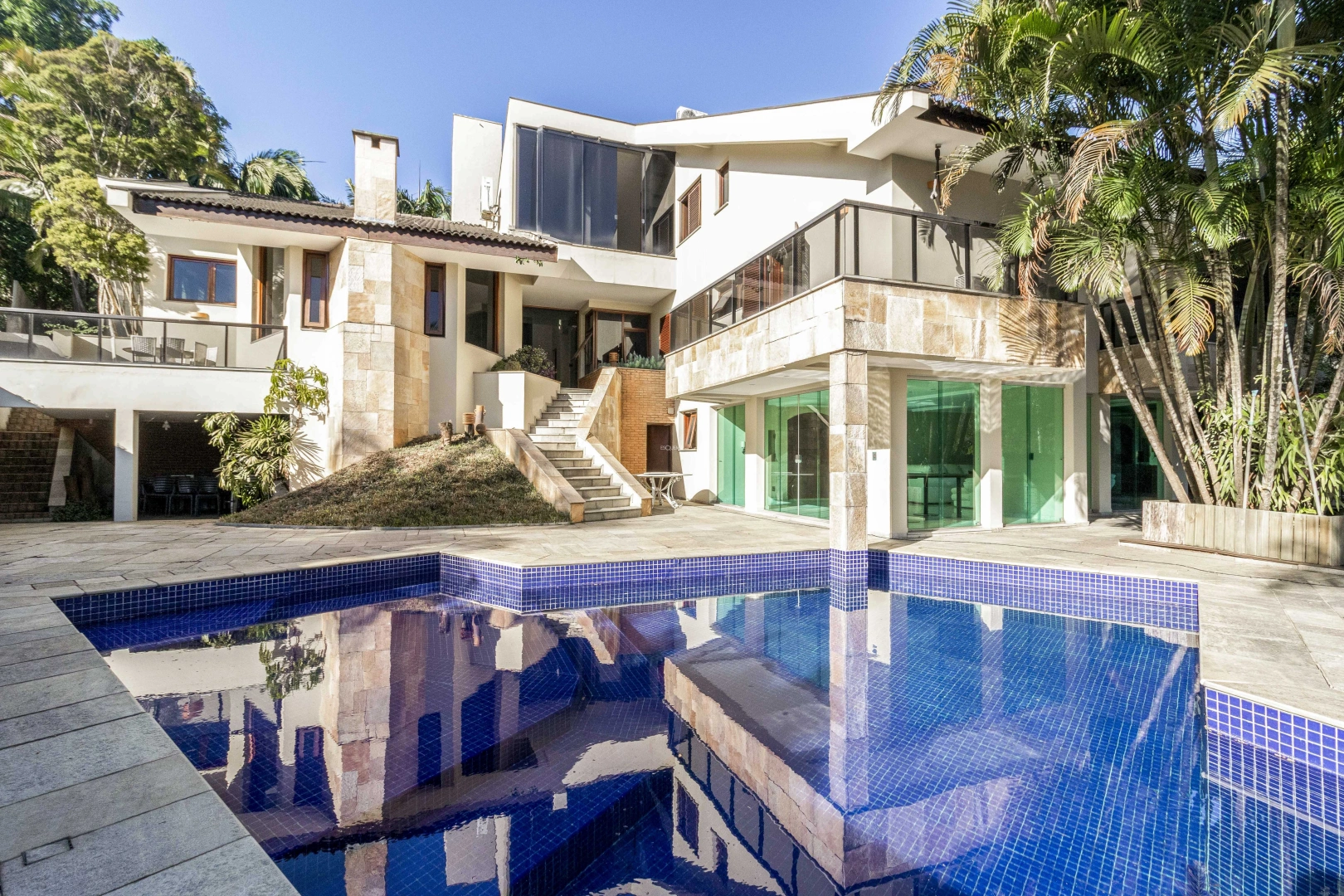Casa com terreno amplo em localização privilegiada - Imagem 1