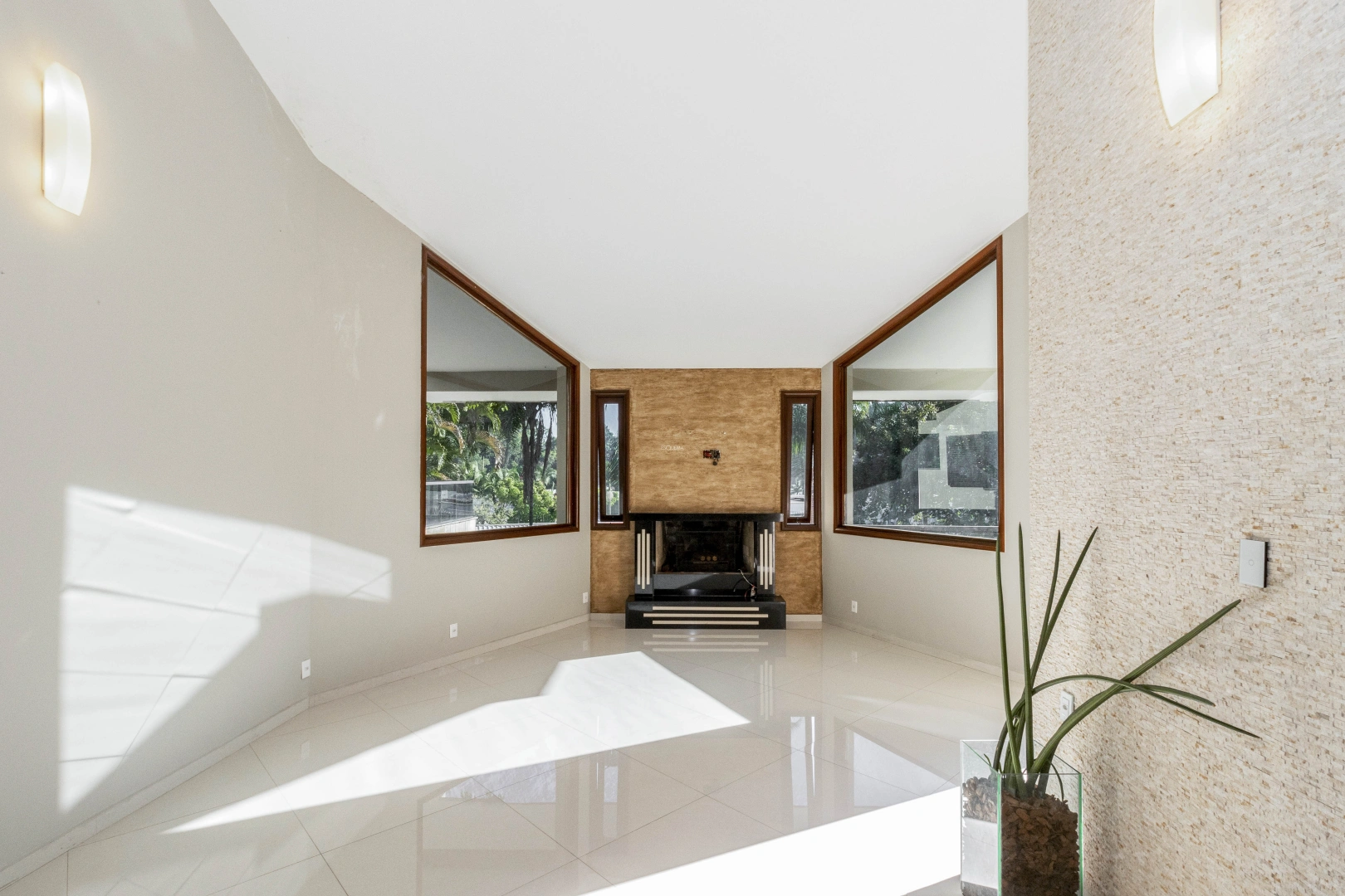 Casa com terreno amplo em localização privilegiada - Imagem 2