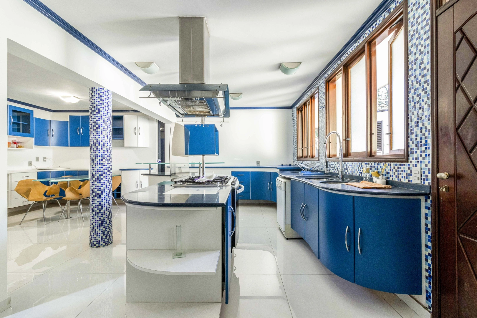 Casa com terreno amplo em localização privilegiada - Imagem 5