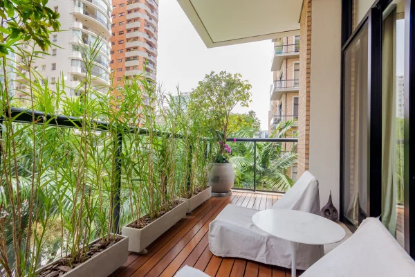 Apartamento em edifício projetado pelo arquiteto João Armentano