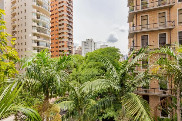 Apartamento em edifício projetado pelo arquiteto João Armentano