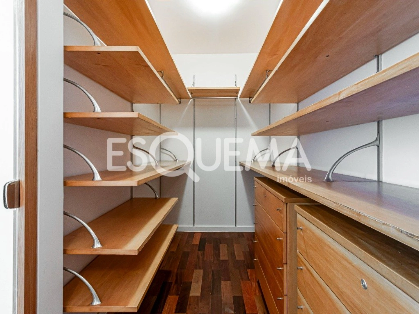 Apartamento em prédio assinado e próximo à Rua Estados Unidos - Imagem 12
